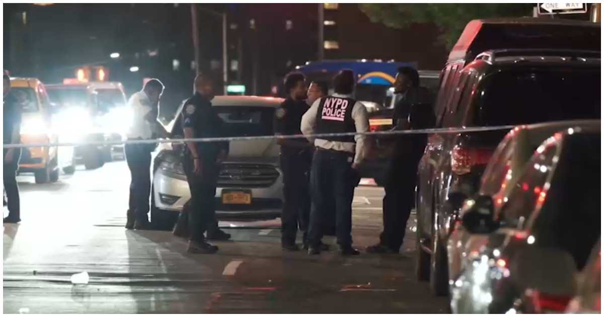 নিউ ইয়র্ক সিটিতে গত সপ্তাহান্তে বন্দুক হামলার একটি ঘটনায় সাড়া দেওয়া পুলিশ কর্মকর্তারা। ছবি: আইউইটনেস নিউজ